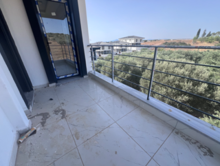 Didim Hisar Mahallesi Satilik Havuzlu Sitede 3+1 Bahçeli Villa